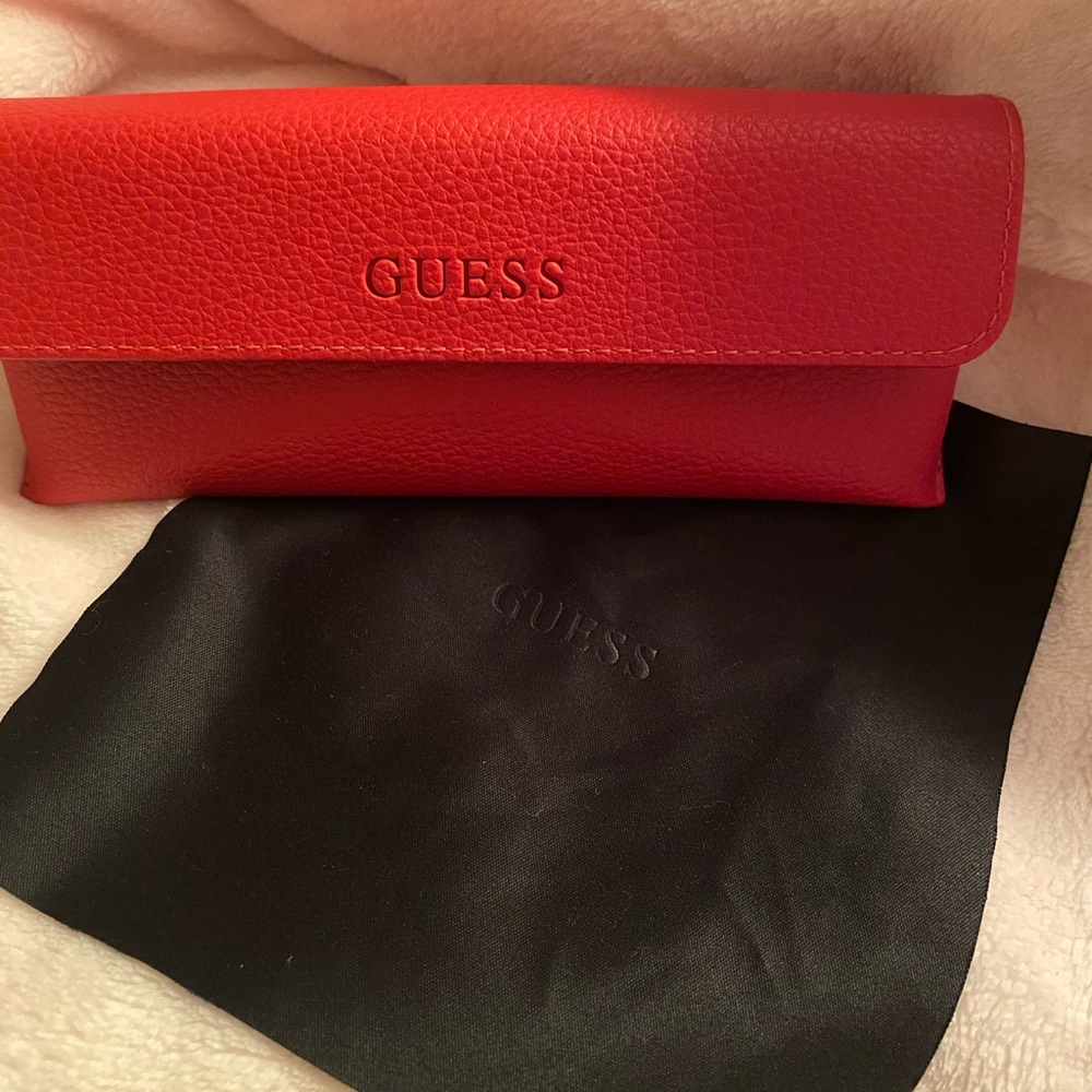 No glasses. It’s a Guess cases or holder.